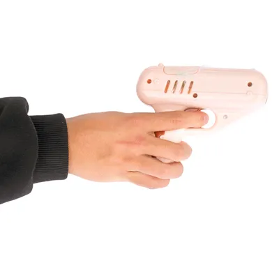 Hand hält ein rosafarbenes Gerät mit Auslöser, geeignet für die Anwendung von Tierpflegeprodukten.