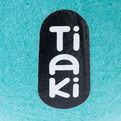 Tiaki. Marka produktów dla zwierząt, biały napis na czarnym tle.