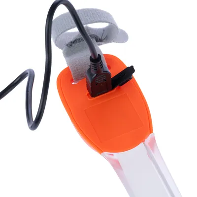 Dispositivo de color naranja con puerto USB y banda de velcro gris, adecuado para conexión electrónica o carga.