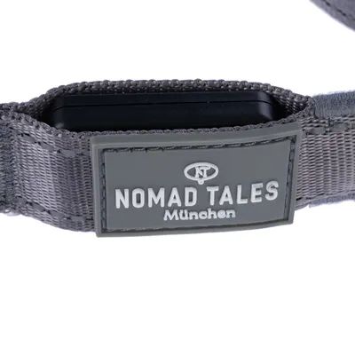 Nomad Tales München. Hondenhalsband met grijze stof en logoplaatje.