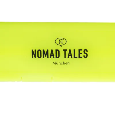 Nomad Tales München. Markenname auf gelbem Hintergrund.