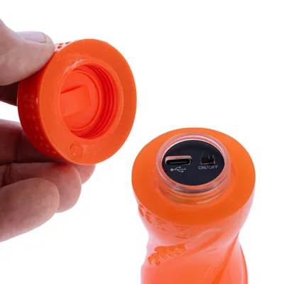 Orange legetøj af plast med aftageligt låg, synlig USB-opladningsport og tænd/sluk-knap.