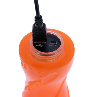 Orange flaske med USB-port og kontakt til tænd/sluk-funktion, kabel tilsluttet.
