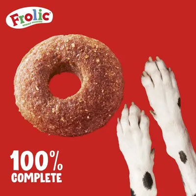 Frolic. Kutyasnack fánk formában, 100% teljes értékű. Két dalmata mancs látható piros háttéren.
