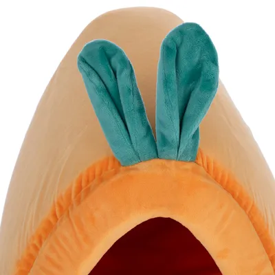 Entrée d’une niche pour animal en tissu orange avec deux oreilles vertes sur le dessus, matière peluche visible.
