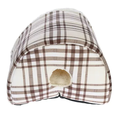 Maison pour petit animal en tissu à motif écossais marron et blanc, entrée ronde sur le devant, intérieur beige visible.