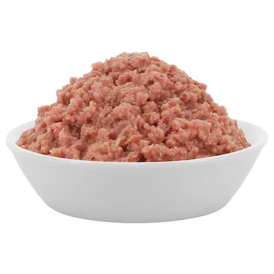 Castron cu hrană umedă roșie mărunțită. Reprezentare produs pentru hrană pentru animale.