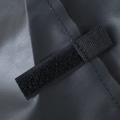 Nahaufnahme eines schwarzen Klettverschlusses auf strapazierfähigem, genähtem Material.
