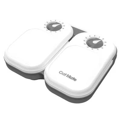 Cart Mate distribuitor de hrană cu două compartimente albe și temporizatoare mecanice pentru ore precise de hrănire.