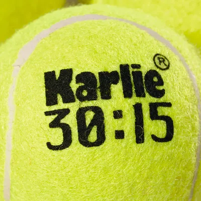 Bola de ténis amarela com inscrição preta 'Karlie 30:15'.