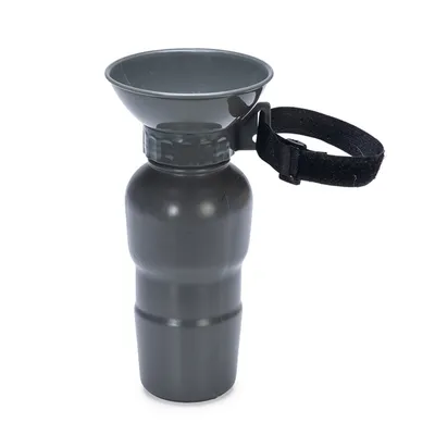Graue Trinkflasche mit integriertem Napf und verstellbarem Klettverschluss für unterwegs.