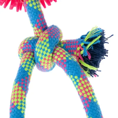 Corda da gioco intrecciata con motivo colorato in blu, giallo, rosa e verde, nodi e frange alle estremità.