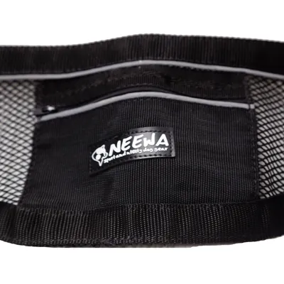 Neewa hundtillbehör i svart nätmaterial med logotypen 'Neewa - Sport and Utility Dog Gear'.