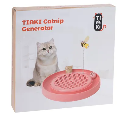 TIAKI Catnip Generator, vaaleanpunainen lelu kissoille mehiläisriipuksella ja kissanmintulla. Pakkauksessa tuote ja kissa.