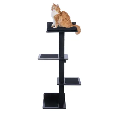 Arbre à chat noir avec quatre plateformes carrées, un chat roux et blanc assis sur la plateforme supérieure. Structure en bois et tissu visible.