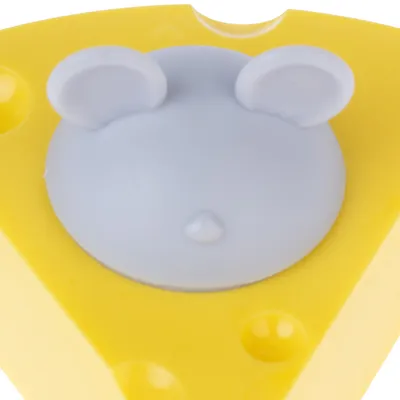 Gelbes Spielzeug in Käseform mit weissem Mausgesicht aus Kunststoff, geeignet für Haustiere.