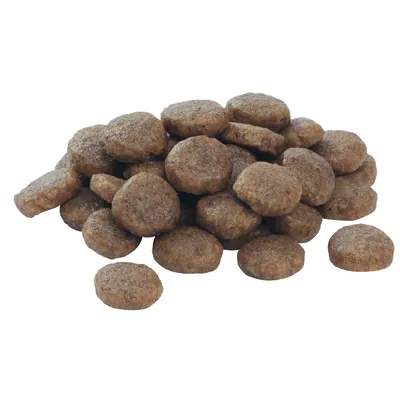 Купчина кръгли кафяви гранули за домашни любимци върху бял фон. Не се вижда опаковка или марка.