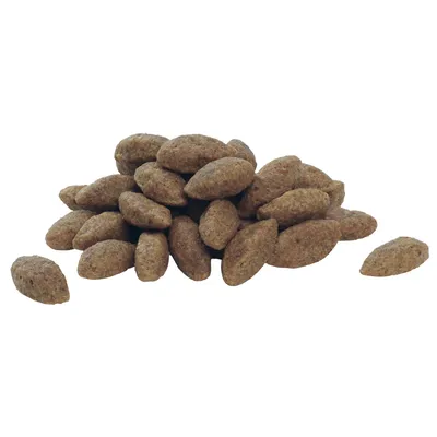 Купчина кафяви сухи гранули с овална форма, без видими маркировки или опаковка. Подходящо за визуализиране на формата и размера на храната.