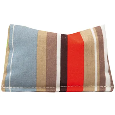 Правоъгълна възглавничка с цветни вертикални райета в синьо, бежово, кафяво и червено. Материалът изглежда като плат.