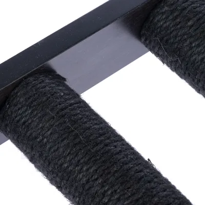 Detailní záběr na dva černé sisalové provazy připevněné k kovové tyči. Materiál pro škrabadlo nebo podobné příslušenství.