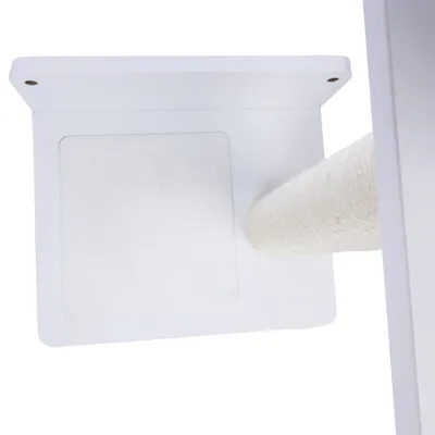 Plateforme blanche en bois avec poteau recouvert de sisal, vue du dessus, partie d’un arbre à chat ou griffoir visible sans marque apparente.