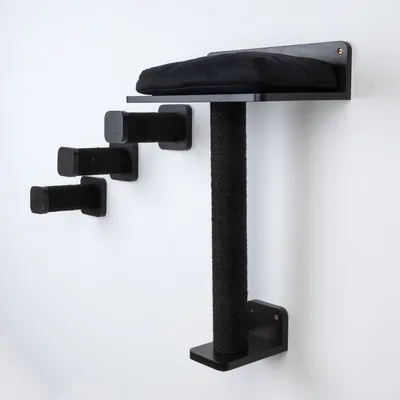 Set tiragraffi da parete in legno nero e sisal, composto da tre gradini, un palo tiragraffi e una superficie imbottita per sdraiarsi.