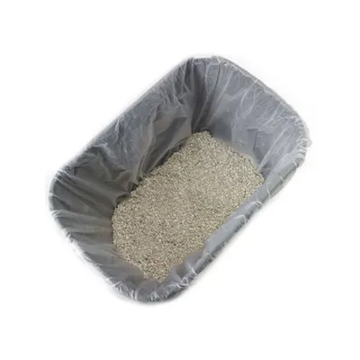 Litteră pentru pisici umplută cu sac de plastic gri și nisip pentru pisici bej.