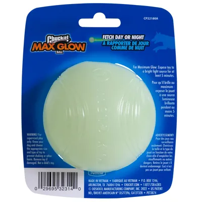 Bola Chuckit! Max Glow Ball em embalagem, com texto visível: 'Fetch day or night'. Instrução: expor à luz forte durante 5 minutos para brilho máximo. Código de barras visível.