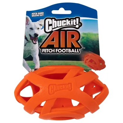 Chuckit! Air Fetch Football, oranje, met verpakking. Tekst: 'Fetch hard, breathe easy'.
