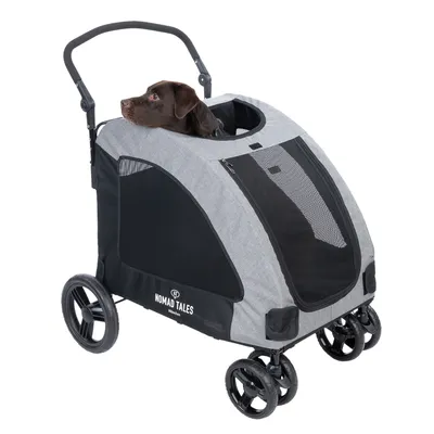 Nomad Tales Hundewagen mit grauem Stoff, schwarzen Netzfenstern und vier Rädern. Hund schaut aus der oberen Öffnung heraus.