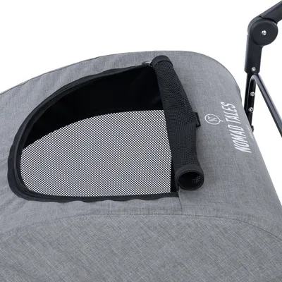 Nomad Tales grauer Stoff mit Netzfenster und Logo, Teil eines Transportwagens.