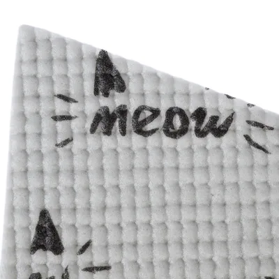 Prim-plan cu un material alb, texturat, cu text negru „meow” și simboluri cu urechi de pisică.