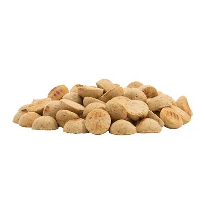 Halvrunda, beige hundgodisar med grilliknande ränder, löst staplade på vit bakgrund.