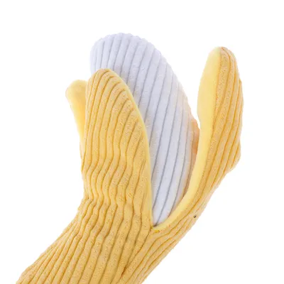 Gult och vitt tygsleksak i bananform med räfflad yta.