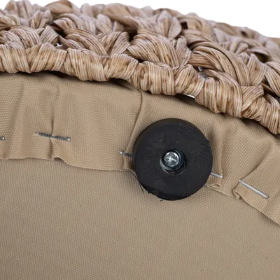 Gros plan sur la fixation d’un panier en tissu beige avec rebord tressé effet rotin, vis et rondelle en métal visibles sous le fond.