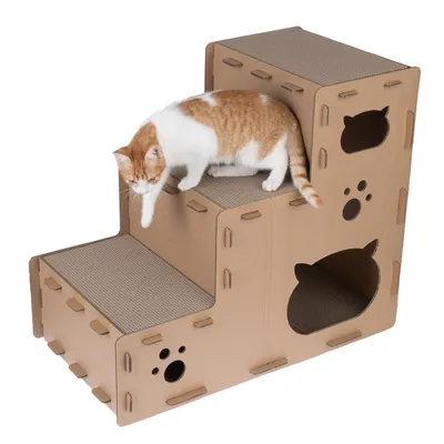 Katzenhaus aus Karton mit drei Ebenen, Kratzflächen und Ausschnitten in Form von Katzenköpfen und Pfoten. Eine rot-weisse Katze nutzt die obere Ebene.