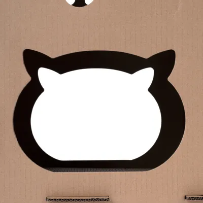 Karton mit Ausschnitt in Form eines Katzenkopfes, geeignet als Eingang für Haustierverstecke oder Spielhöhlen.