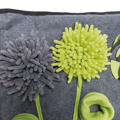 Detailaufnahme einer grauen und grünen Schnüffelmatte mit Blumenmuster aus Stoff, geeignet für interaktives Spielen oder Snacksuche.