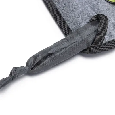 Detailaufnahme eines grauen Stoffbands, das an einer Filzkante befestigt ist. Geeignet für Befestigung oder Transportzwecke.