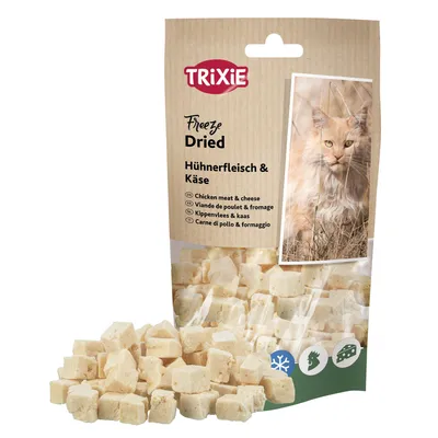 Trixie Freeze Dried frango e queijo. Snacks liofilizados com símbolos de gelo, insetos e queijo. Embalagem mostra um gato na relva.