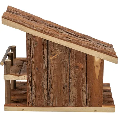 Casa de madera de materiales naturales con revestimiento de corteza y pequeña terraza. Adecuada como decoración o refugio para pequeños animales.