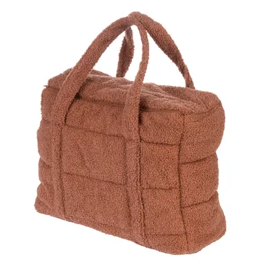 Sac matelassé marron en tissu bouclé avec deux anses, fermeture zippée sur le dessus, sans marque ni texte visible.