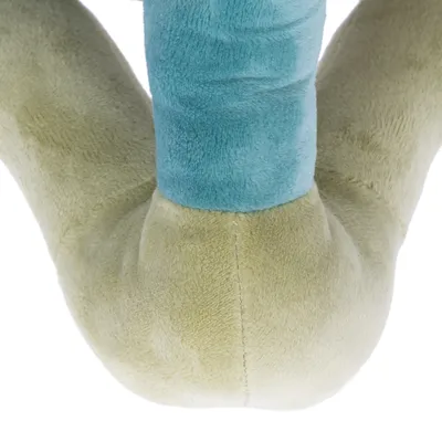 Jouet en peluche bicolore vert clair et bleu, matière tissu doux, vue rapprochée sur la jonction des parties rembourrées. Aucun texte ou marque visible.