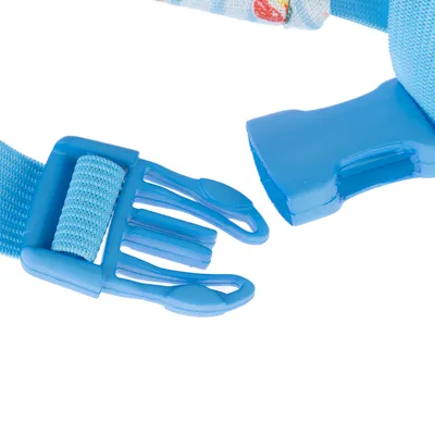 Zbliżenie na niebieskie plastikowe zapięcie z regulowanym paskiem, odpowiednie do mocowania lub zabezpieczania.