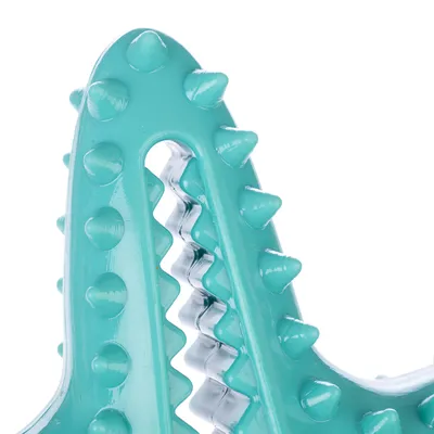 Tyrkysová hračka s výstupkami a priehľadnými prvkami, vhodná na hryzenie alebo hranie.