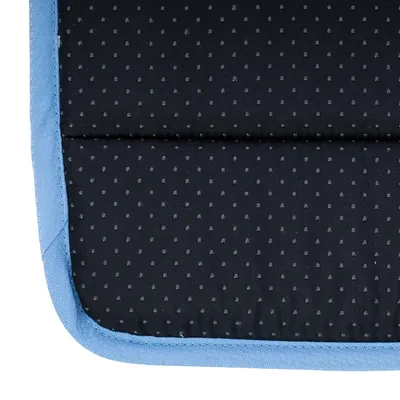 Zbliżenie na czarną, w kropki powierzchnię materiału z jasnoniebieską krawędzią. Widok szczegółowy produktu.