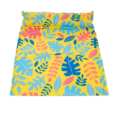 Żółta mata z kolorowym wzorem liści w niebieskim, różowym i turkusowym kolorze.