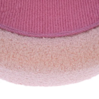 Krupan prikaz ružičaste tkanine s teksturiranom površinom i mekanim punjenjem. Kombinacija glatke tkanine i pahuljastog tekstila.