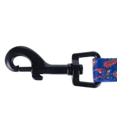 Zwarte metalen karabijnhaak met blauw band, bedrukt met superheldenmotieven.