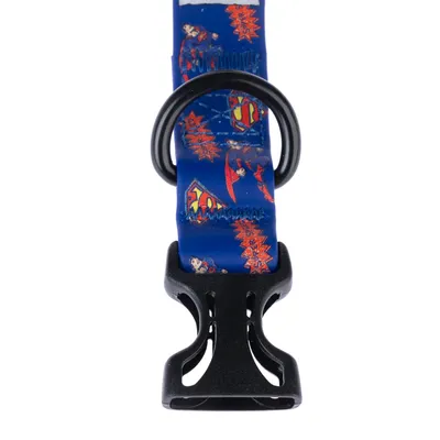 Collier pour animal en tissu bleu avec motifs Superman, boucle de fermeture en plastique noir et anneau métallique visible.